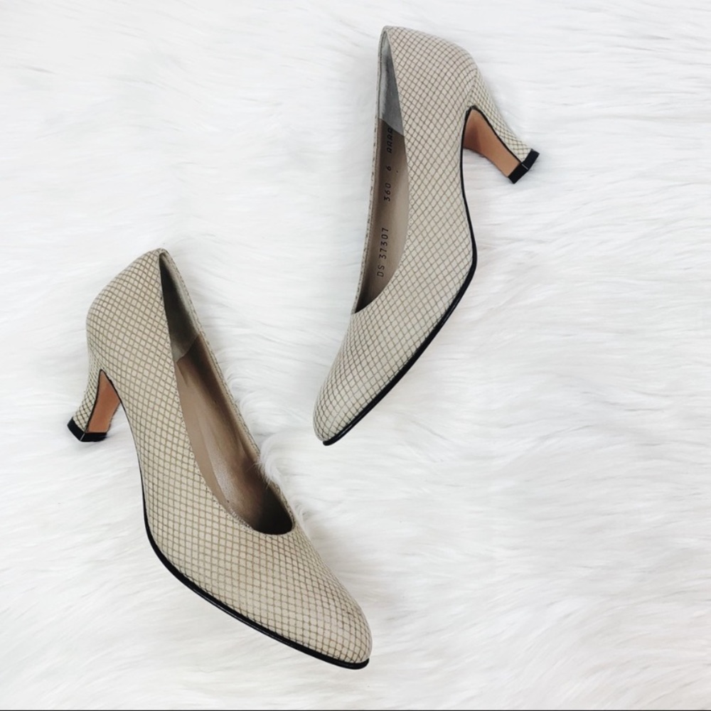 NEW Salvatore Ferragamo cream Size 6 heels